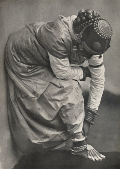 Tamuliini jalka- ja päähineillä, 1926 tekijältä Unbekannt