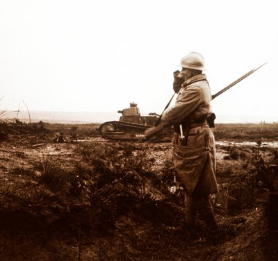 Panssarivaunu ja sotilas taistelukentällä, c1914-c1918 tekijältä Unbekannt
