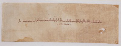 Tekstiilifragmentti tiraz-nauhalla kufic-kirjoituksella, 900-901 tekijältä Unbekannt