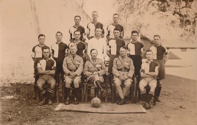 Ensimmäisen pataljoonan pataljoonan jalkapallojoukkue, Queens Own Royal West Kent -rykmentti. Poona, tekijältä Unbekannt