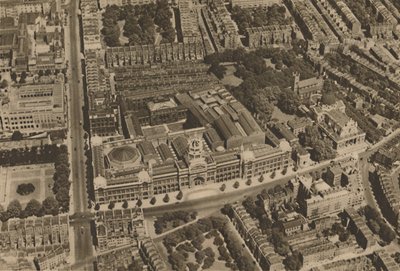 Kamera ottaa näkymän South Kensingtoniin matalalla lentävästä lentokoneesta, vuodelta 1935. tekijältä Unbekannt