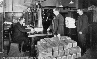 Chancellor Balance, Royal Mint, Tower Hill, Lontoo, 1900-luvun alku tekijältä Unbekannt