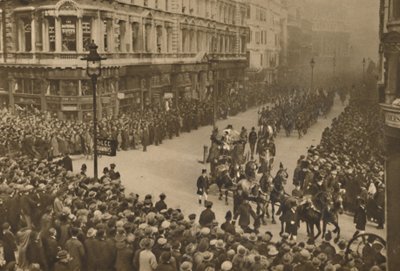 The City Lines Queen Victoria Street katsomaan New Lord Mayoria ja hänen kulkueensa, vuodelta 1935. tekijältä Unbekannt