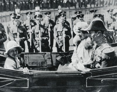 Yorkin herttua ja herttuatar lähtevät St Paulin katedraalista tyttäriensä kanssa, 1935, 1937 tekijältä Unbekannt