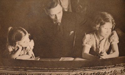 Yorkin herttua ja prinsessat Elizabeth ja Margaret pantomiimissa 6. helmikuuta 1935. tekijältä Unbekannt