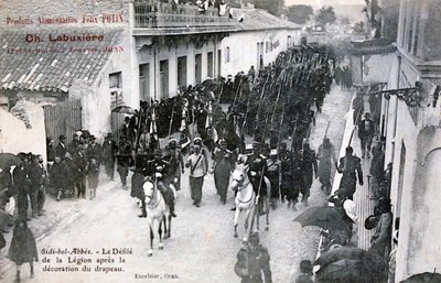 Ranskan muukalaislegioona kulkueessa Sidi Bel Abbesin kaduilla Algeriassa, 1906 tekijältä Unbekannt
