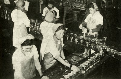 The Great Salmon Industry - Intialaiset tytöt työskentelevät säilykeosastolla, vuodelta 1948. tekijältä Unbekannt