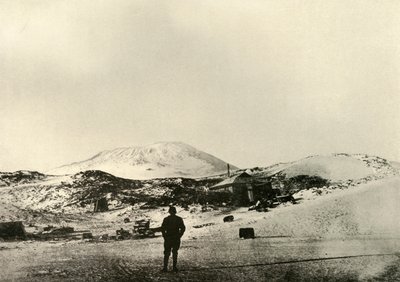 Mökki, taustalla Erebus-vuori, syksyllä 1908, 1909. tekijältä Unbekannt