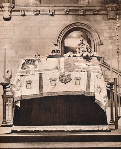 Keisarillinen kruunu, pallo ja valtikka King Georgesin arkussa Westminster Hallissa, 1936 tekijältä Unbekannt