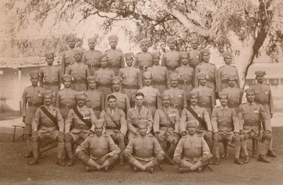 Ensimmäisen pataljoonan intialainen ryhmä, Queens Own Royal West Kent -rykmentti. Poona, Intia, 1 tekijältä Unbekannt