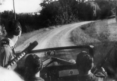 Italian vastarintaliike: aseistetut partisaanit jeepillä, Langhe, Piemont, Italia tekijältä Unbekannt