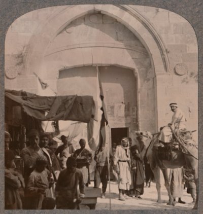 Jaffa Gate sulkeutui ja näyttää Needles Eye, Jerusalem, c1900 tekijältä Unbekannt