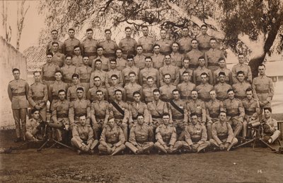 Ensimmäisen pataljoonan konekivääriryhmä, Queens Own Royal West Kent -rykmentti. Poona, Ind tekijältä Unbekannt