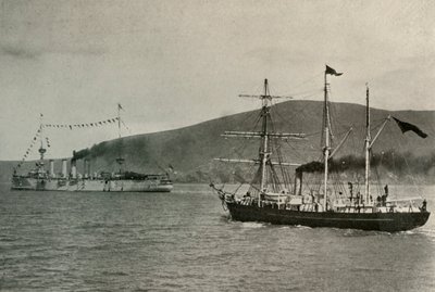 Nimrod ohittaa H.M.S. Tehokas,...Lytteltonin satamassa, 1. tammikuuta 1908, 1909. tekijältä Unbekannt