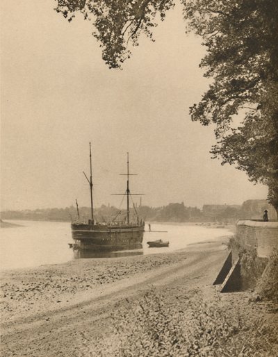 Vanha haikara kiinnityspaikoillaan Chiswick Mallin ulkopuolella, vuodelta 1935. tekijältä Unbekannt