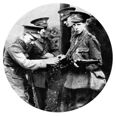 Walesin prinssi lataa kivääriä Grenadiersissa, ensimmäinen maailmansota, 1914 tekijältä Unbekannt