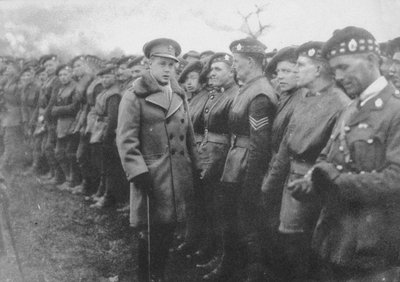 Walesin prinssi keskustelee brittiläisen sotilaan kanssa rintamalla, ensimmäinen maailmansota, c1914-c1918 1936 tekijältä Unbekannt