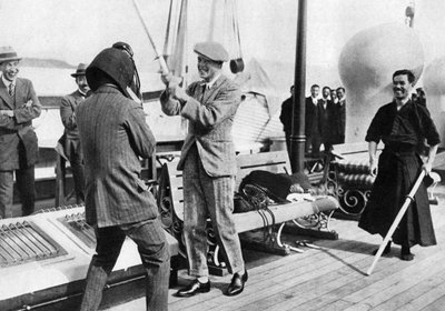 Walesin prinssi testaa japanilaista miekkailukypärää, Japani, 1922 tekijältä Unbekannt