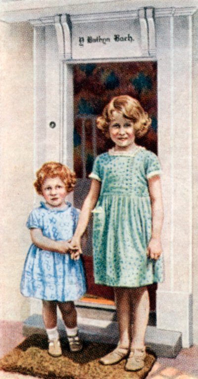 Prinsessat Elizabeth ja Margaret Rose Pienen talon ovella, 1933, c1935 tekijältä Unbekannt