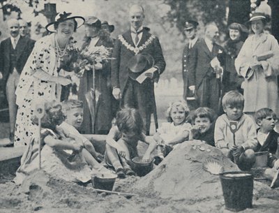 Kuningatar avaa lasten leikkikentän, 1936, 1937. tekijältä Unbekannt