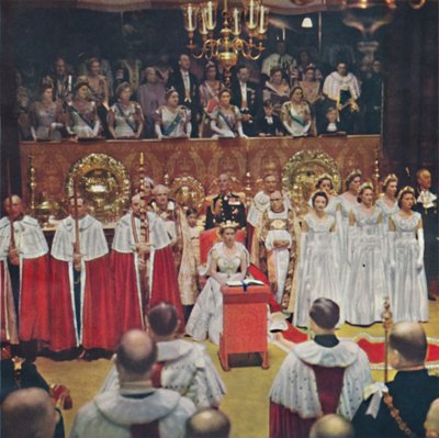 Kun kuningatar astui sisään Abbey Church of Westminster -kirkkoon, hän istuu tilatuolissaan, tekijältä Unbekannt