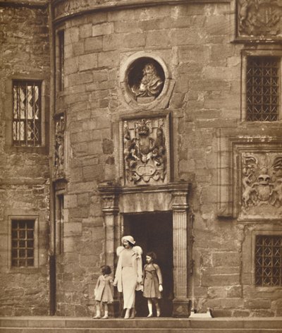 Kuningatar vanhassa kodissaan, Glamis Castle, c1936 1937 tekijältä Unbekannt