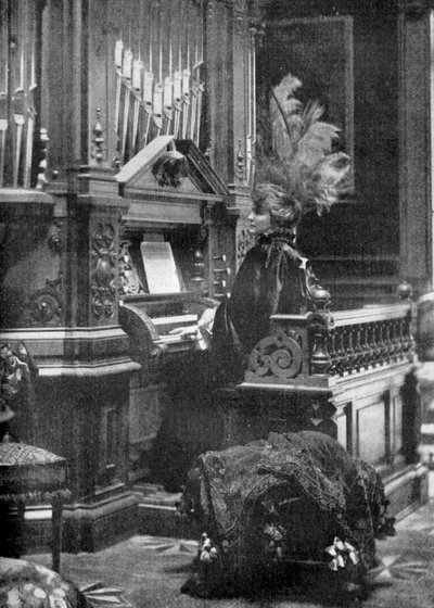 Romanian kuningatar soittamassa urkuja, 1904 tekijältä Unbekannt