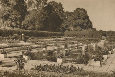 Hollantilaisen puutarhan hiljaisuus Kensingtonin palatsissa lukittujen porttien vartioimassa, vuodelta 1935. tekijältä Unbekannt