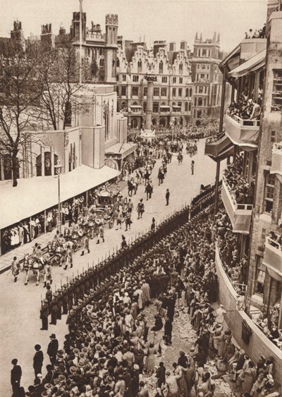 State Coach lähtee Westminster Abbeystä kuningas Yrjö VI:n kruunaamisen jälkeen vuonna 1937 tekijältä Unbekannt