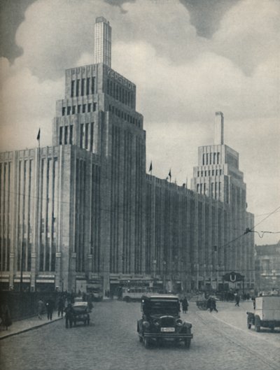 Työväenluokkaan rakennetun Karstadthausin tornien reunustama massa, c1935 tekijältä Unbekannt