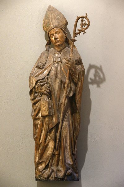 Victoria and Albert Museum. Piispa pyhimys. Saksa. Noin 1470-80. Limepuuta maalin jälkiä. Yhdistynyt kuningaskunta tekijältä Unbekannt