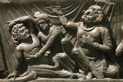 Victoria and Albert Museum. Osa helpotusta Buddhan kuolemasta (parinirvana). 200-400. Kushanin kausi. Liuske. Gandhara / Luoteis-Pakistan. Yhdistynyt kuningaskunta tekijältä Unbekannt