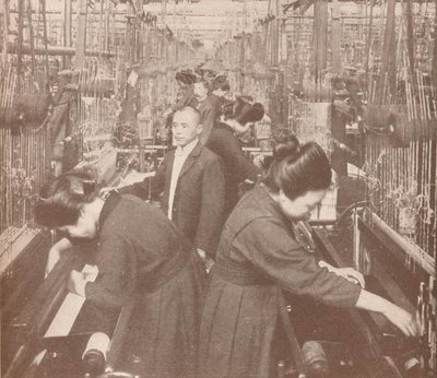 Japanin kukoistavan silkkitehtaan vilkas sisustus, 1907 tekijältä Unbekannt