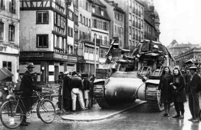 Ensimmäiset liittoutuneiden panssarit saapuvat Strasbourgiin, Alsace, marraskuussa 1944 tekijältä Unbekannt