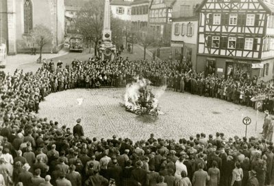 Mosbachin synagogan kalusteet ja rituaaliesineet kaupungin aukiolla 10. marraskuuta 1. tekijältä Unbekannt
