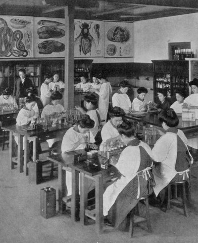 Naisten korkeakoulutus Japanissa, 1910 tekijältä Unbekannt