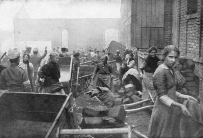 Caudryn asukkaat tulevat hakemaan ruokaa Britannian armeijasta Ranskasta, 1918 tekijältä Unbekannt