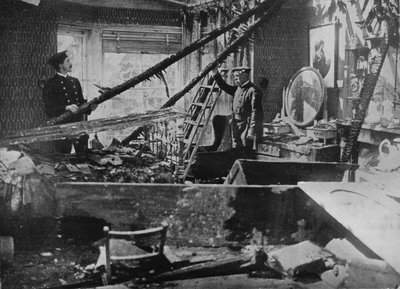 Yhden Southendin haaksirikkoutuneen talon sisätilat, 1915 tekijältä Unbekannt