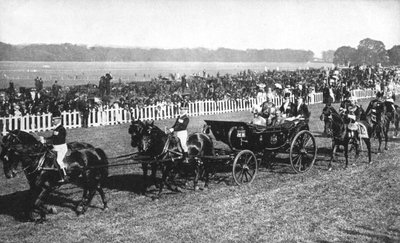 Kuningas ja kuningatar saapuvat Leopardstownin kilpailuihin Dublinissa heinäkuussa 1911, 1936 tekijältä Unbekannt