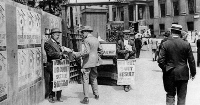 Lounasajan sanomalehtilehtien otsikot, Trafalgar Square, Lontoo, 1926-1927 tekijältä Unbekannt