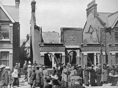Ilmahyökkäyksen tulos: Haaksirikkoutunut talo Southendissä, 1915 tekijältä Unbekannt