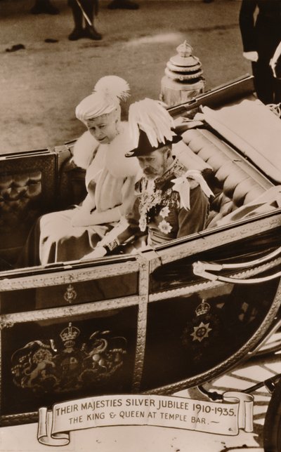 Heidän Majesteettiensa hopeinen juhlavuosi 1910-1935. Kuningas ja kuningatar Temple Barissa, 1935. tekijältä Unbekannt