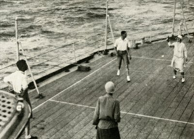 Heidän Majesteettinsa pelissä Deck Quoits Deck of H.M.S. Tunnettu, 1927, 1937. tekijältä Unbekannt