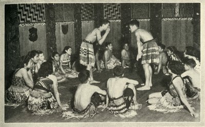 Nämä maorilapset Native Schoolissa Whakarewarewassa pelaavat käsipeliä, vuosi 1948. tekijältä Unbekannt