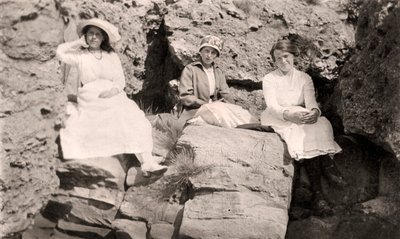 Kolme naista rentoutumassa kivillä, 1900-luvun alku tekijältä Unbekannt