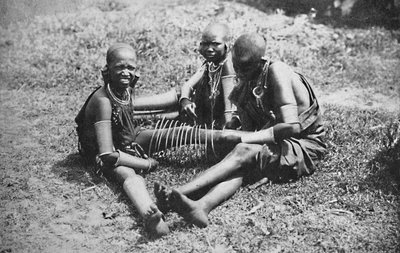 Kolme nuorta masai-naista, 1912 tekijältä Unbekannt