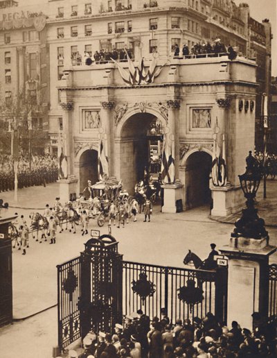 Valtioiden portin läpi, Marble Arch, 12. toukokuuta 1937 tekijältä Unbekannt