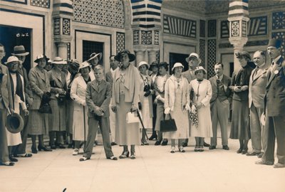 Turistit retkellä risteilyltä, mahdollisesti Sidi Bou Saidissa, Tunisiassa, 1936 tekijältä Unbekannt