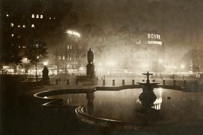 Trafalgar Square. Katse kohti Charing Crossia. Lontoo yöllä, 1928. tekijältä Unbekannt