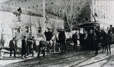 Raitiovaunulakko Madridissa, siviilivartija syyttää lakkoilijoita, jotka yrittävät pysäyttää raitiotien, julkaistu "Nuevo Mundo" -lehdessä, joulukuu 1919 (m/v kuva) tekijältä Unbekannt